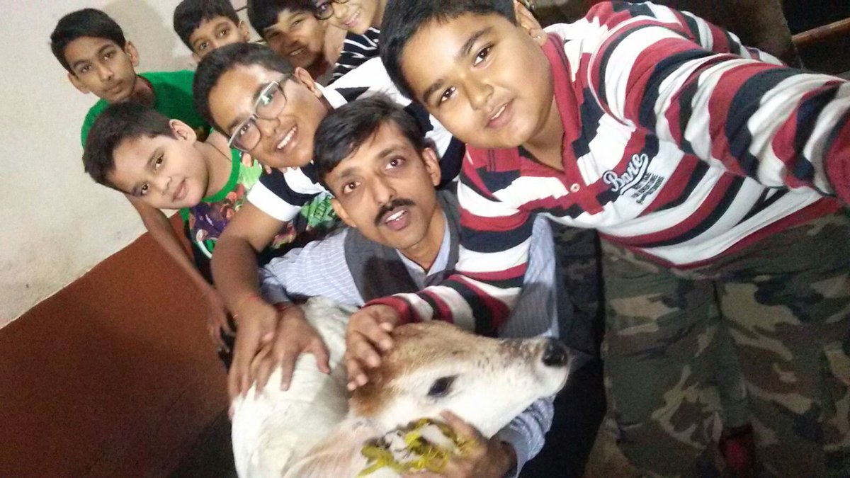 iindrojit's tweet photo. #Kolkata group starts #SelfieWithCow campaign to save cows from slaughter https://t.co/P7Aj5sA9Wv #SelfieWithGomata https://t.co/4vUUfRm0H3