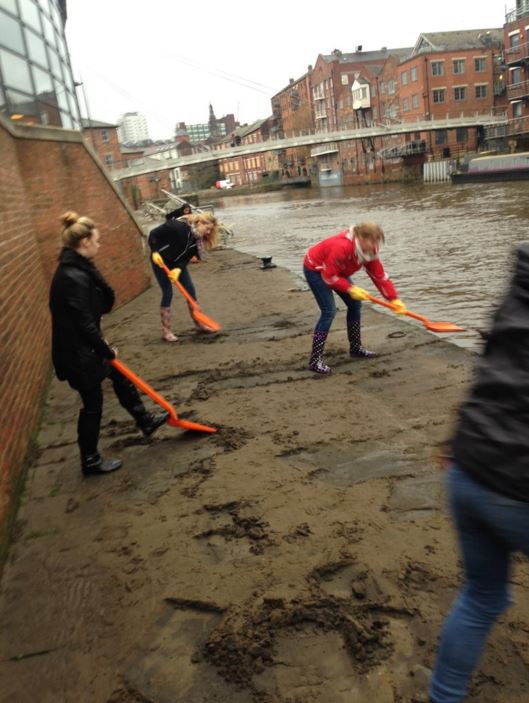 Missold2u's tweet photo. We've been out today cleaning up @BreweryWharf after the #LeedsFloods. Great to see the community coming together. https://t.co/0c6FNJAMpJ