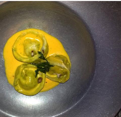 gcarpineta's tweet photo. Capeletis de centolla en dos cocciones y crema de azafrán. Y 👏 para la presentación! @INFOgourmetok en @Bacan_ar https://t.co/vV8gKzIHq4
