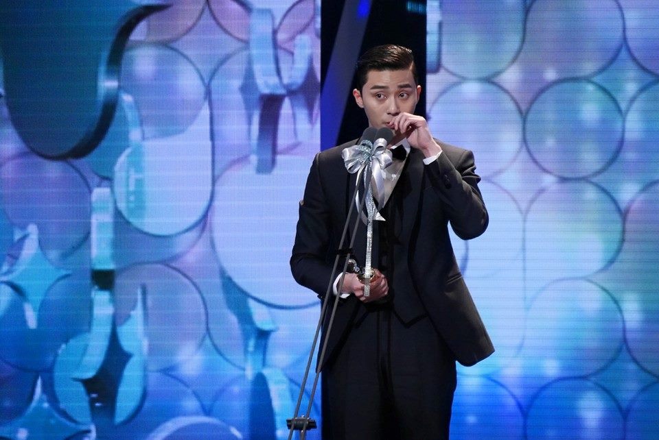 all_Kdramamovie's tweet photo. Park Seo Joon borong piala..
Best Couple, Excellence Actor, Popularity Award. Dan doi nangisㅠㅠ #MBCDramaAwards2015 https://t.co/Z6LWQeV7N4