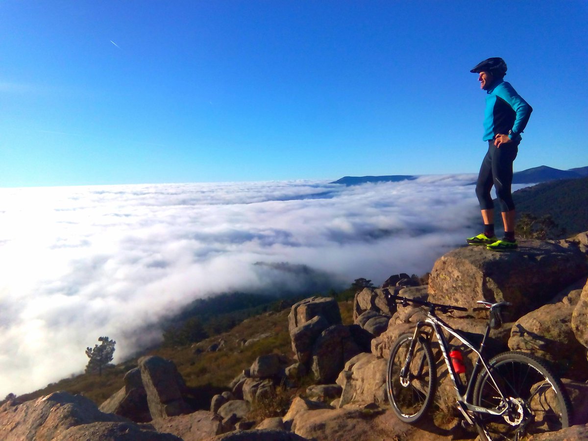 JuanjoKapi's tweet photo. #kapipedales mar de nubes en el valle de la Fuenfría, fantasía invernal @oxigenados https://t.co/iASdTwe4Iy