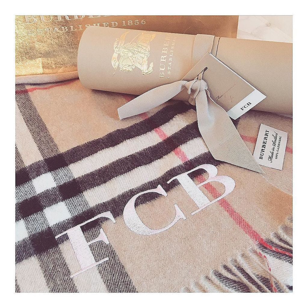 freddymylovee's tweet photo. Luckiest girl in the world! ❤️ @burberry #scarfbar #burberry #burberryscarf https://t.co/SRtgWfqkfO https://t.co/rtl2n0pxZa