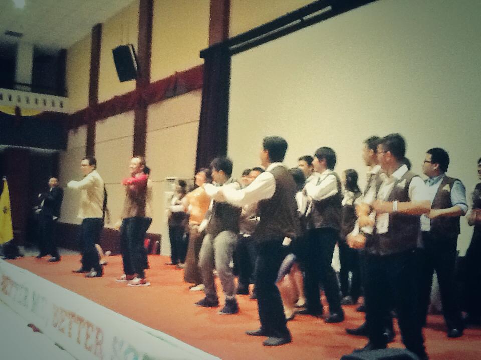 Yuk sama2 nari gummy bear! Pembuka utk acara selanjutnya. Let's Dance &amp; Fire up for "better me, better society!"