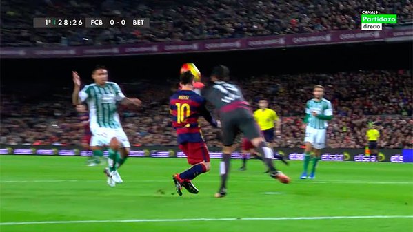 RoboAlBetis's tweet photo. Aquí vemos claramente como Adán contacta con las manos al balón, por lo tanto penalti claro para el Barça. https://t.co/1F3OqHuU8b