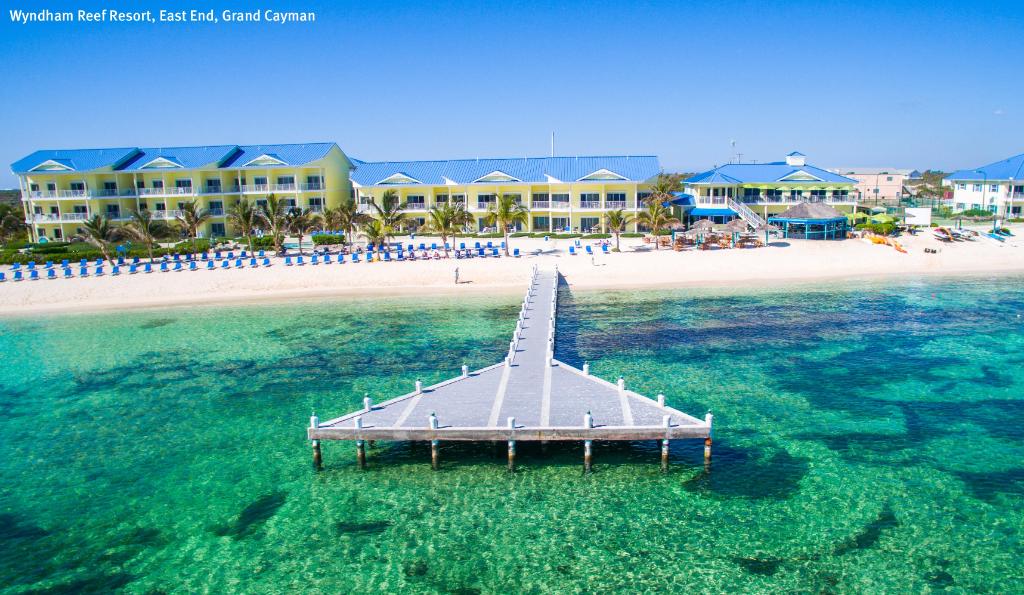 WyndhamRewards's tweet image. Need a break from the #winter weather? 15K points gets you a free night at @WyndhamReef . bit.ly/1MHepu7.