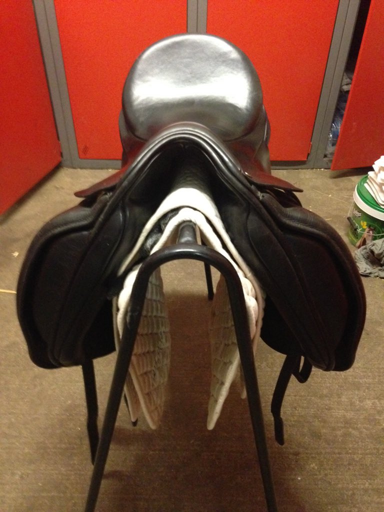 NatashaGoody's tweet photo. 4 sale! 17 inch ideal dressage saddle, medium wide, excellent condition Jakk grown out of it https://t.co/pa7bMAGoZw