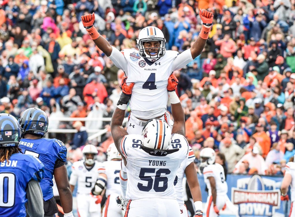 AUFAMILY's tweet photo. That's three straight TDs for #Auburn.  Good guys lead 31-10. #BirminghamBowl #WarEagle (📷 @AuburnPix) https://t.co/ARDfdyosRm