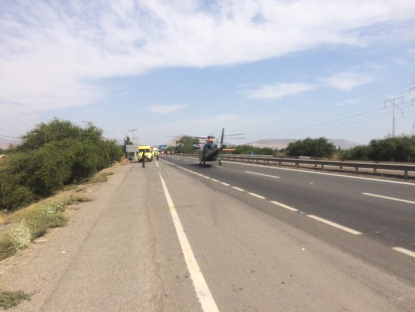 Carabdechile's tweet image. Ruta 5 Norte, km 42 al norte: Carabineros realiza rescate aeromédico a pareja de adultos mayores tras accidente