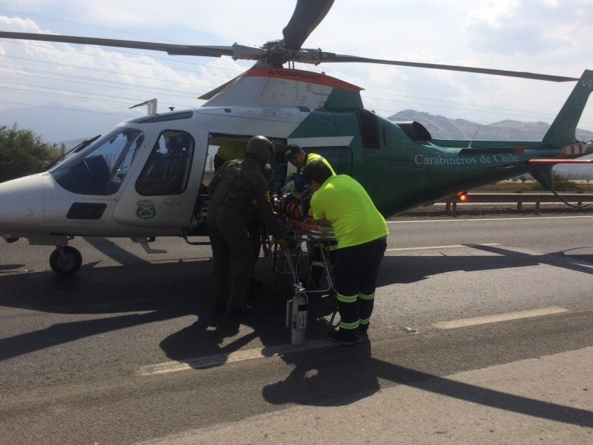 Carabdechile's tweet image. Ruta 5 Norte, km 42 al norte: Carabineros realiza rescate aeromédico a pareja de adultos mayores tras accidente