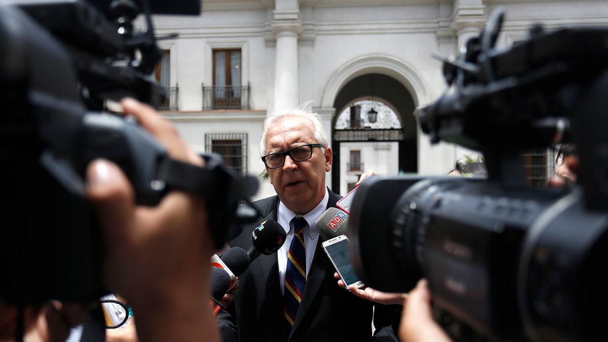 T13's tweet image. AMPLIADO | Burgos tras conversación con Bachelet: "Sigo en mi puesto de trabajo" » bit.ly/1Oy1rlp