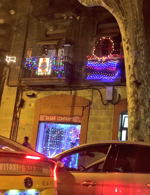 Jurar&iacute;a q el tipo del primero compr&oacute; las luces navide&ntilde;as en los chinos de abajo para ver quien brillaba<a href="/tag/adeudelfinari"class="tags"><span>#adeudelfinari</span></a>