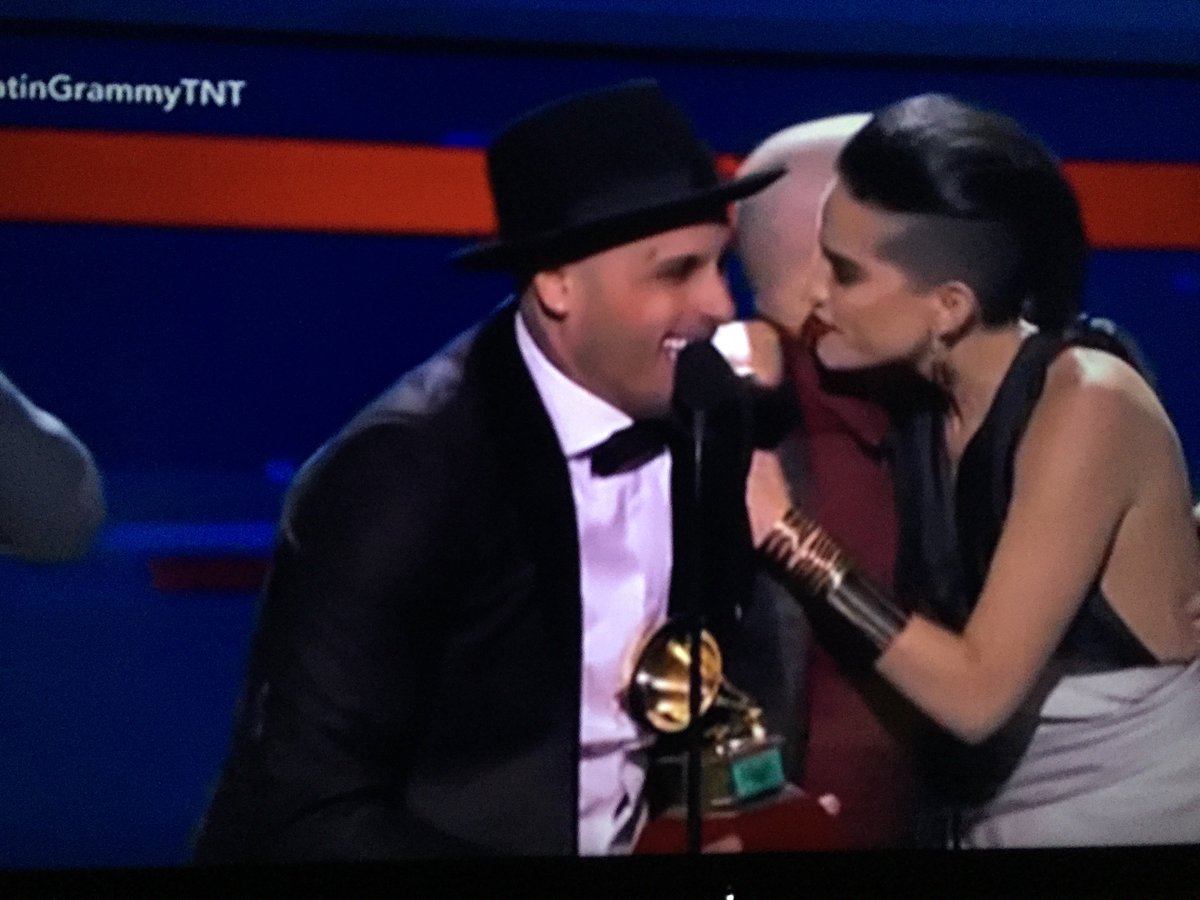 WestWoodEntt's tweet photo. Con su canción #ElPerdón, @NickyJamPR nos hizo gritar de emoción en la entrega de los @LatinGRAMMYs #WW2015 https://t.co/KLUKERLLs7