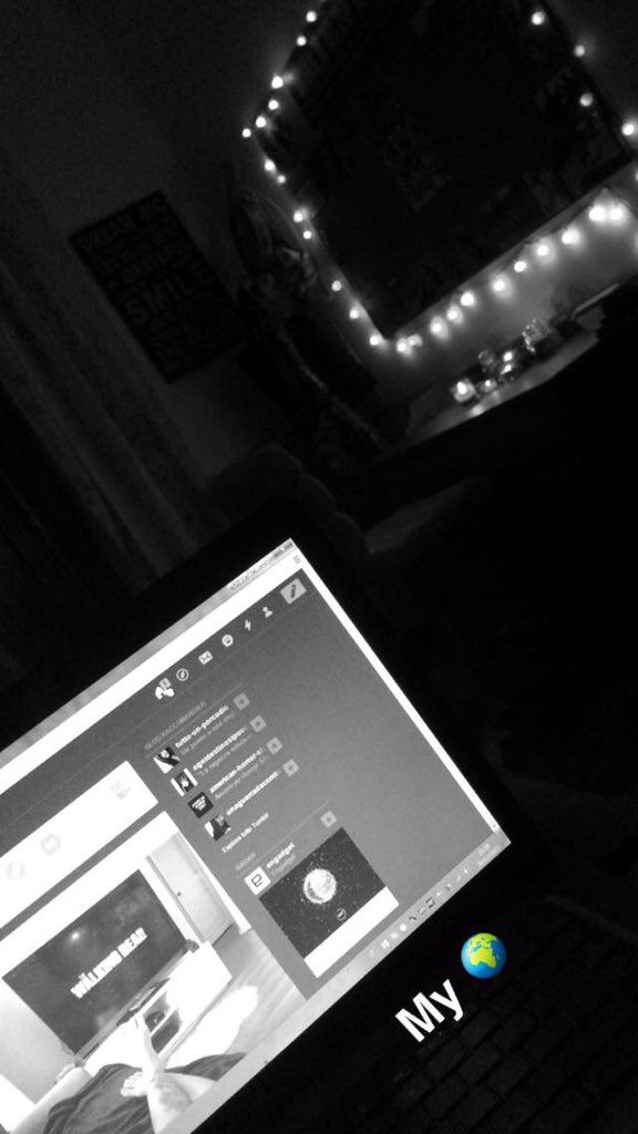 Immagini Natale Tumblr.Chiara Mascheroni A Twitteren Che Atmosfera Candele Lucine Di Natale Tumblr Manca Solo L Amore Mio Https T Co Bys5hh9ql1