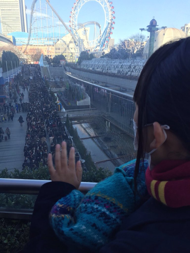 eight_8ss's tweet photo. 人混みに手を振るわたし。 https://t.co/kLcMgt1BWj
