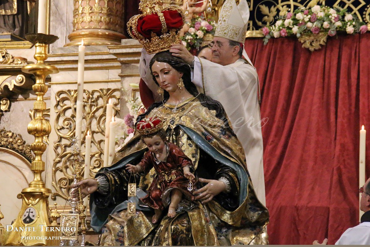 UnCofradeMas's tweet photo. #Repasandoel2015 Sevilla corona a su primera Virgen del Carmen en el Santo Ángel #TDSCofrade #TDSActualidad https://t.co/EkyxFEJKv4