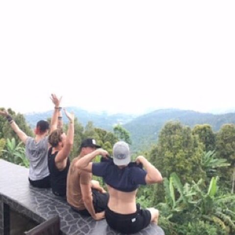 5SOSsUpdatess's tweet photo. The boys trying to copy the girls is the funniest thing omfg 😂 https://t.co/cmt6oh6OV3