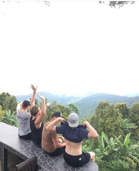 5SOSsUpdatess's tweet photo. The boys trying to copy the girls is the funniest thing omfg 😂 https://t.co/cmt6oh6OV3