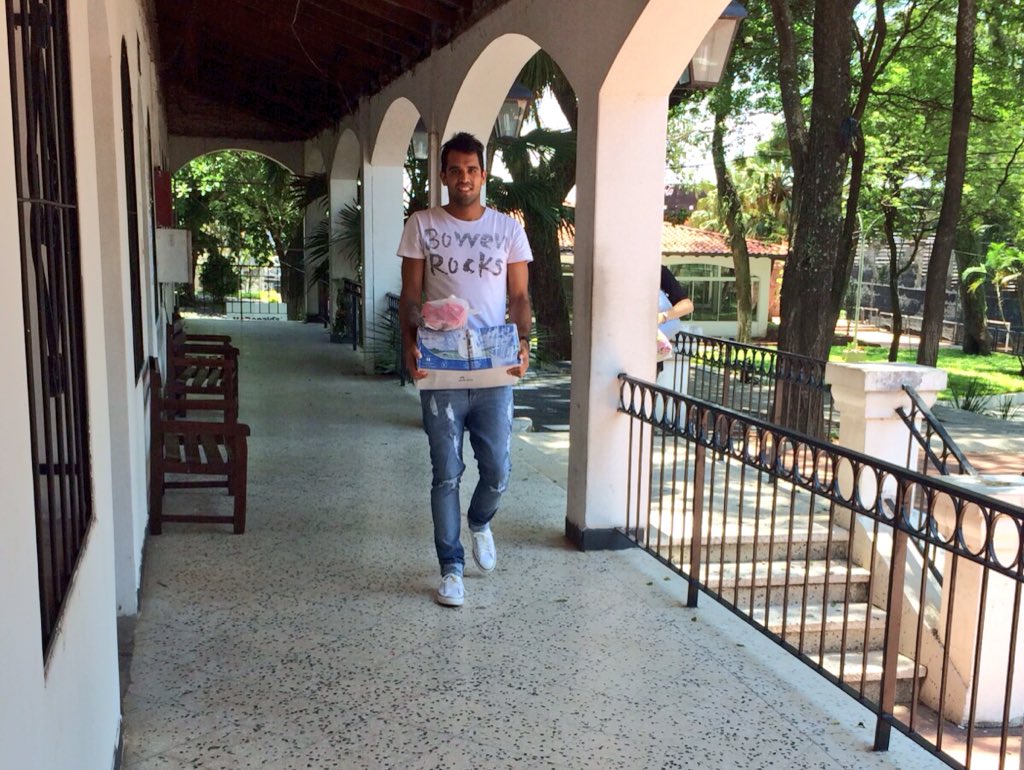 OlimpiaAyuda's tweet photo. Carlos Rolón llegó con donaciones al Club #Olimpia ¡Sumate vos también a #OlimpiaAyuda! Te esperamos hasta las 18hs https://t.co/66lmWFu7c7