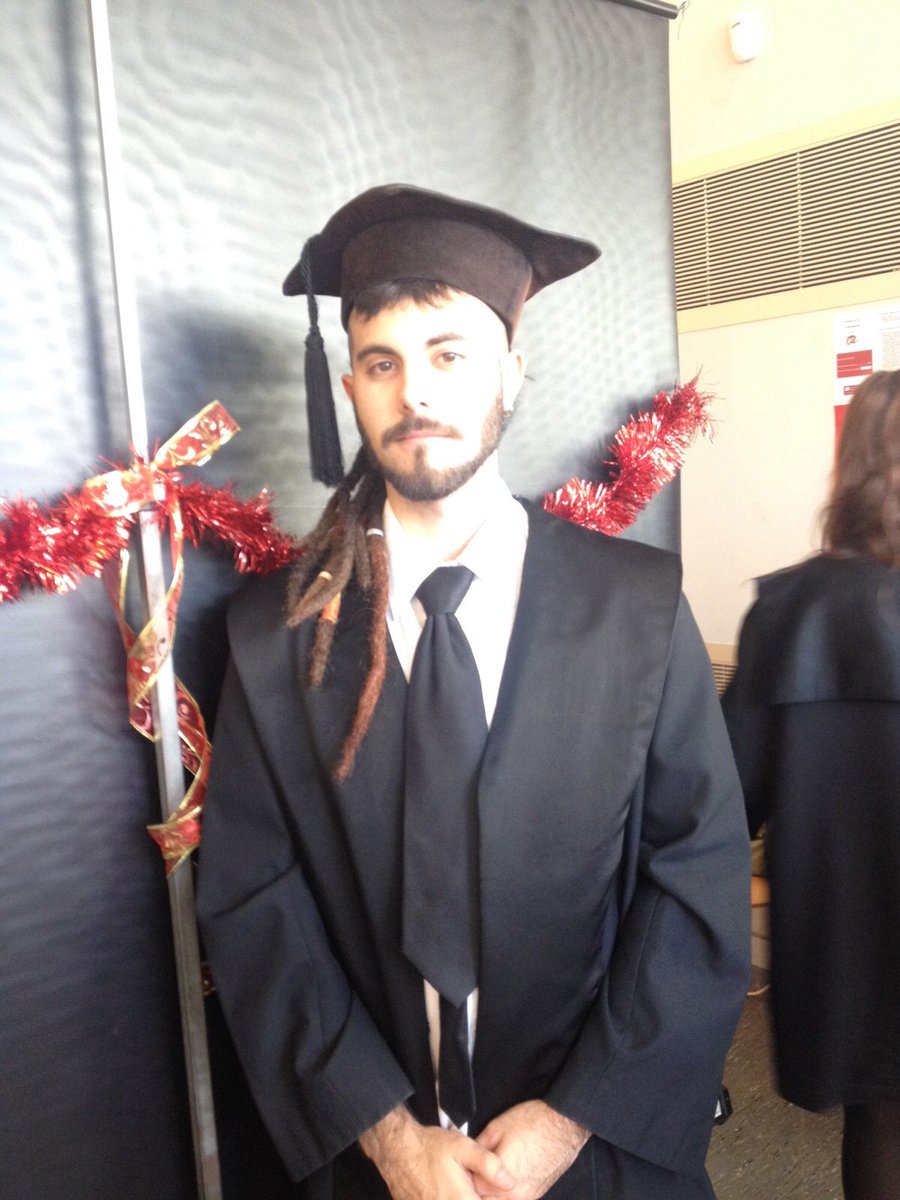 Pardo121094's tweet photo. Procés de deconstrucció universitària. #Universitat #Estudiant #SersiPardo #rastes #rastesuniversitàries https://t.co/DNdm5ooJOw