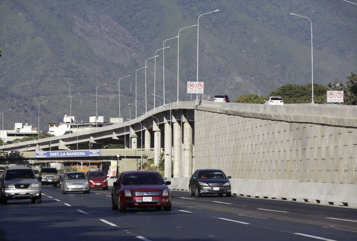 VTVcanal8's tweet photo. 2015, año de soluciones viales que garantizan la movilidad de los venezolanos https://t.co/M9LcMqvHAi https://t.co/d8ahr9PnQn