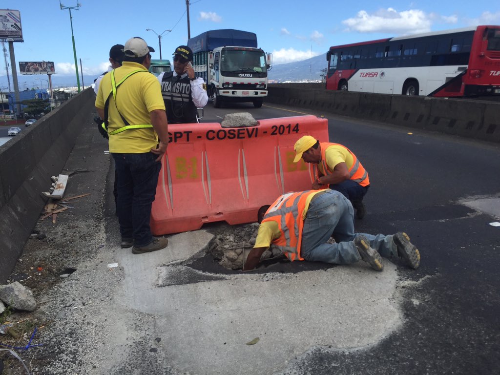 Kris_HS's tweet photo. Conavi hará hoy reparación temporal del #huecoCR y en enero se hará el trabajo definitivo #traficocr https://t.co/vREgE3MONN