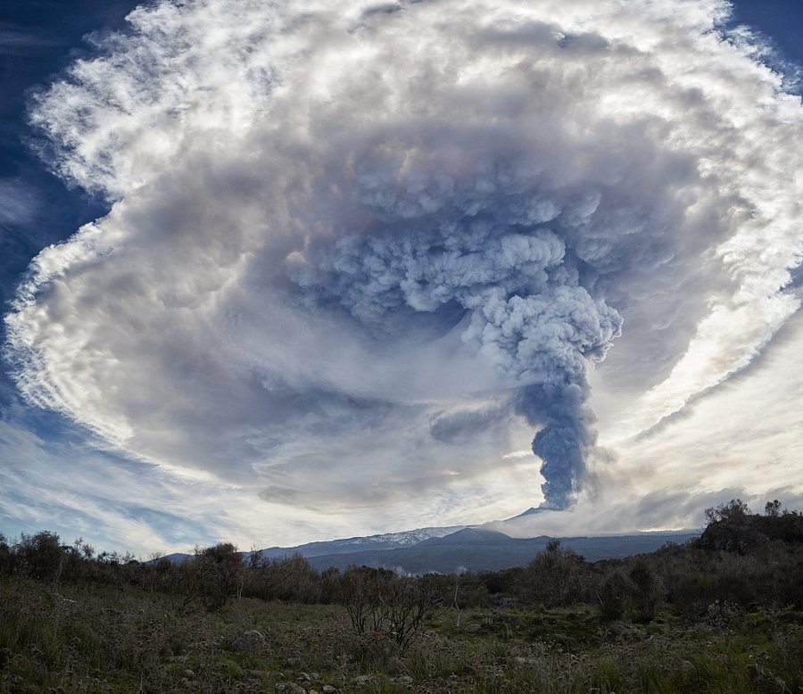 Lightroom's tweet photo. What to do when a volcano erupts? Photograph it (from a safe distance), of course. https://t.co/r5gxJiyh3M https://t.co/apFlVjnqkI