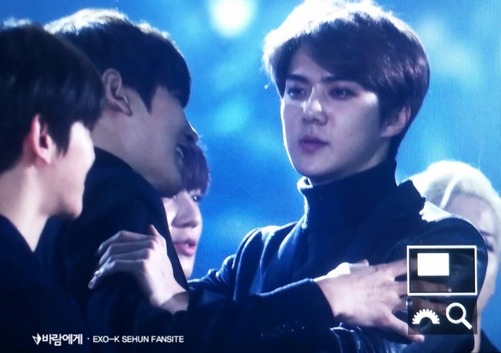 miwzmiwaKH's tweet photo. ชีวิตดี๊ดี มือจับที่ยอล ตาจ้องที่แบค แบบนี้แหละฮุนเจ๊ชอบ
#chanhun #hunbaek #chanhunbaek #KBS가요대축제 https://t.co/fQjx9NfpOQ
