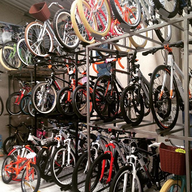 Ciclometa's tweet photo. Gran variedad de #bicicletas de todos los #colores y #sabores 📷: @ciclometa https://t.co/8c14yiwqWY