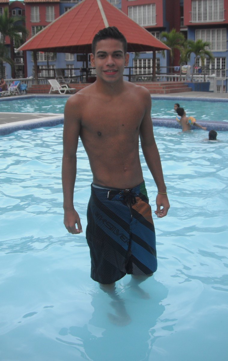 juanchoC31's tweet photo. SI VOY A MORIR QUE SEA DE PLACER 
#PISCINA #PASANDOLARICO https://t.co/3cPkDWJ0ou