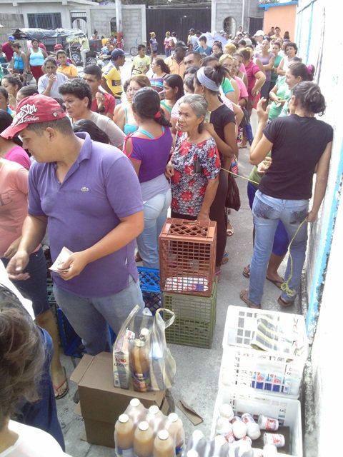 Sunagro_Portu's tweet photo. @czosorio, @NicolasMaduro, #MercadosComunalesNavideños en Comunidad 3 de Junio del Municipio Esteller Edo Portuguesa https://t.co/meHRa4vxEj