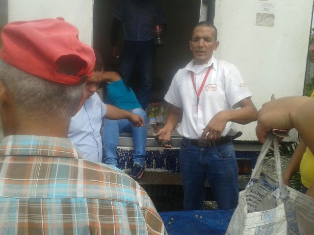 Sunagro_Portu's tweet photo. @czosorio, @NicolasMaduro, #MercadosComunalesNavideños En La Victoria Lacteos Los Andes expendió 1,8TM de Alimentos. https://t.co/OUZ97mpnkE