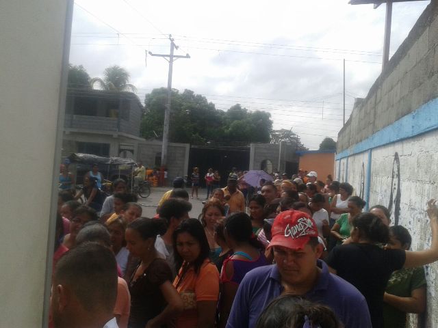 Sunagro_Portu's tweet photo. @czosorio, @NicolasMaduro, #MercadosComunalesNavideños En la Comunidad 3 de Junio Mercal vendio con 3TM de Alimentos https://t.co/k2Ec637sOU