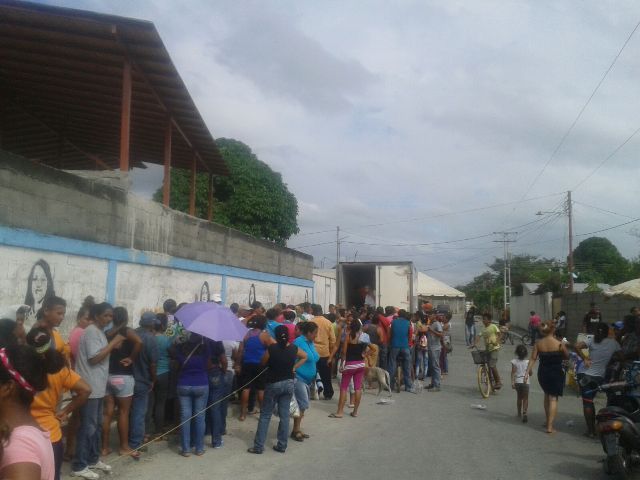 Sunagro_Portu's tweet photo. @czosorio, @NicolasMaduro, #MercadosComunalesNavideños en la Comunidad 3 de Junio se beneficiaron 450 personas. https://t.co/zrMnlORabp