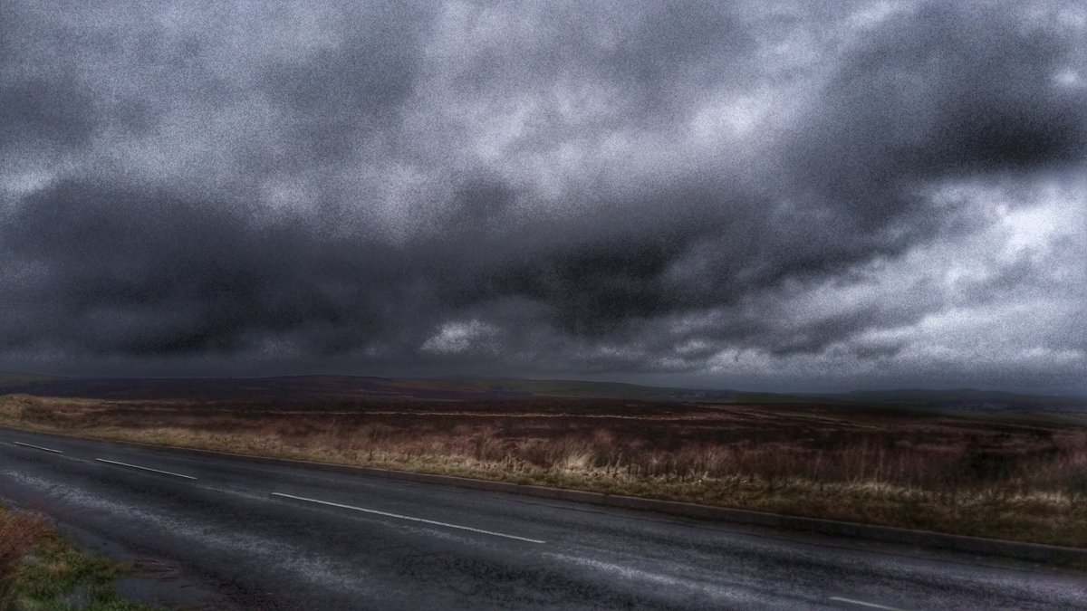 MadCatGlass's tweet photo. A bit of #StormFrank drama #staffordshiremoorlands https://t.co/J8uLiLIsjC