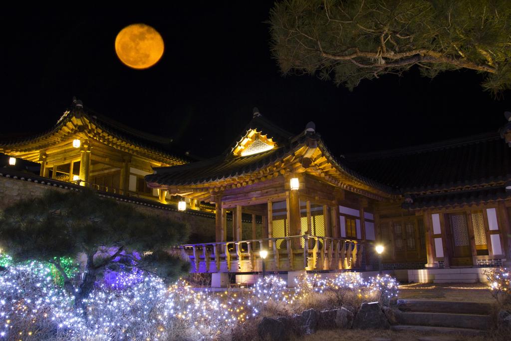 jacksparrowtwit's tweet photo. Korean-style house.

jacksparrow2015(instagram). https://t.co/2wDweZse3b