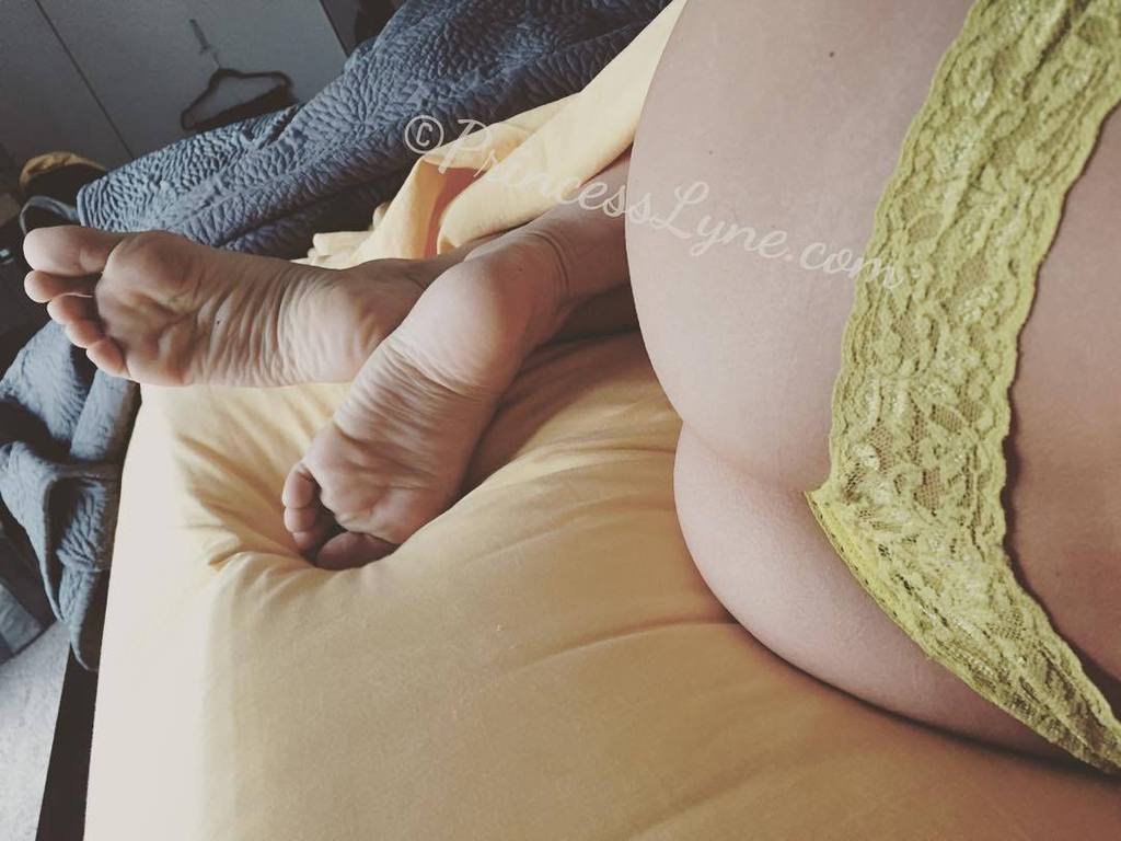 Princess_lyne's tweet photo. ❤️ or RT if u love the #bootyandfeet combo ✋🏻✋🏻 #wrinkledsoles #feet #bootypic https://t.co/dwnQ2Bmbr1 https://t.co/kQ4YfQwDvf