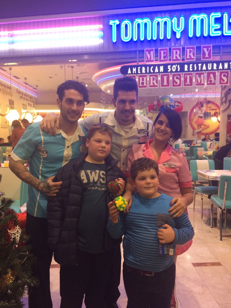 tudelajulia1's tweet photo. Nuestra bola de navidad para el arbol de @tommymels #TommyChristmasball https://t.co/xiYd79CiW2