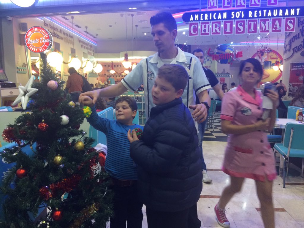 tudelajulia1's tweet photo. Nuestra bola de navidad para el arbol de @tommymels #TommyChristmasball https://t.co/xiYd79CiW2