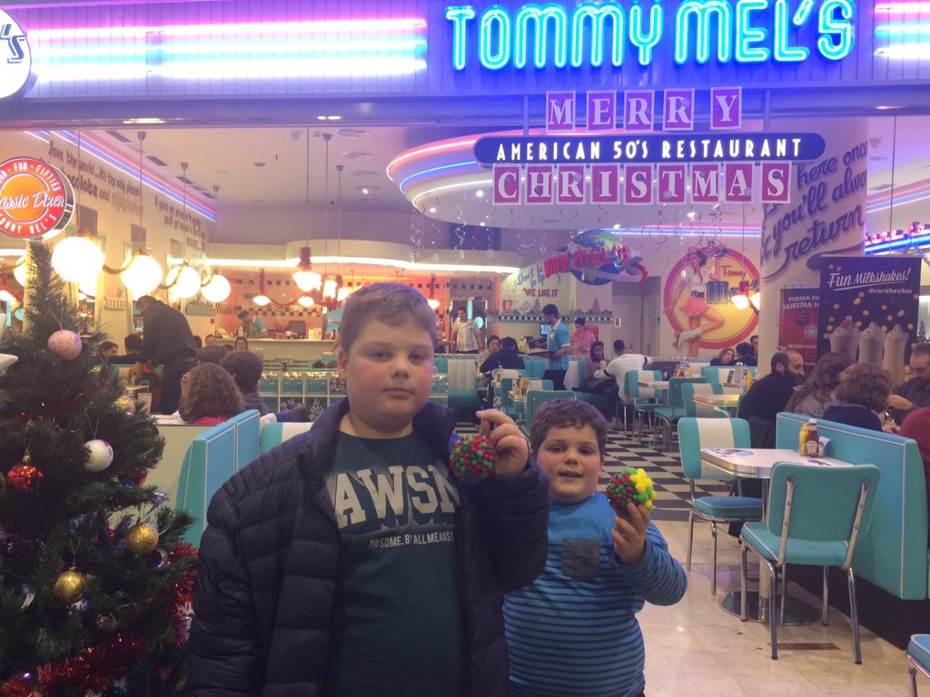 tudelajulia1's tweet photo. Nuestra bola de navidad para el arbol de @tommymels #TommyChristmasball https://t.co/xiYd79CiW2