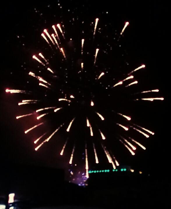 ShennaKate's tweet photo. #marikinafireworksdisplay #fireworks2015 https://t.co/C7VVZni5zY