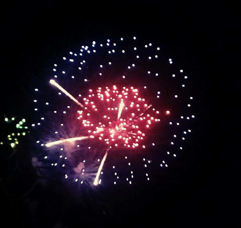 ShennaKate's tweet photo. #marikinafireworksdisplay #fireworks2015 https://t.co/C7VVZni5zY