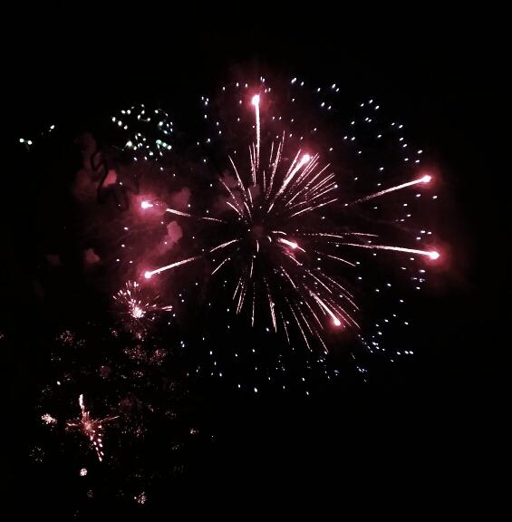 ShennaKate's tweet photo. #marikinafireworksdisplay #fireworks2015 https://t.co/C7VVZni5zY