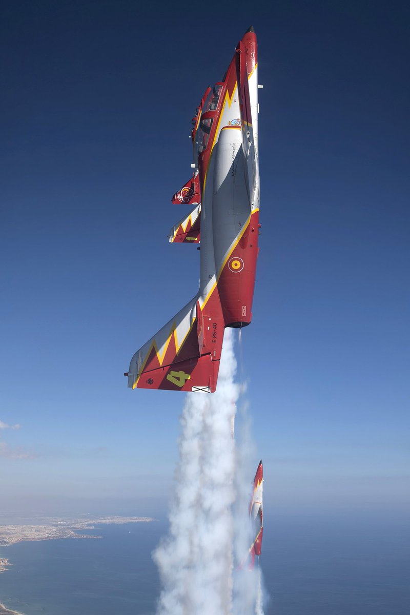 patrullaguila's tweet photo. La Patrulla Águila os desea un Feliz Año 2016!!! https://t.co/CZGseXG0Lc