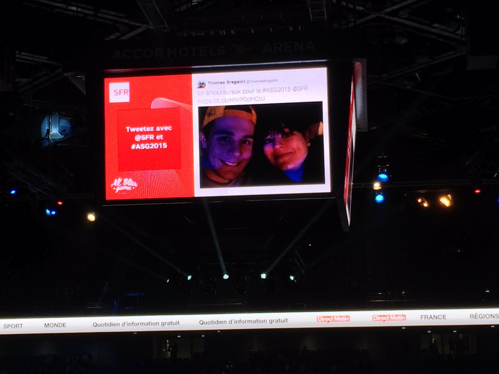 aono_fr's tweet photo. On finit l'annรฉe sur le #asg2015 pour @SFR #giantsocialwall et #murdigital https://t.co/7OE6XiMsh2