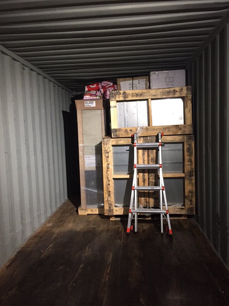 GPSEUA1's tweet photo. Calentando motores Ya! Comenzamos a recibir las cajas que van a #Venezuela llevando a casa las compras de diciembre https://t.co/WaQ5BTj3di