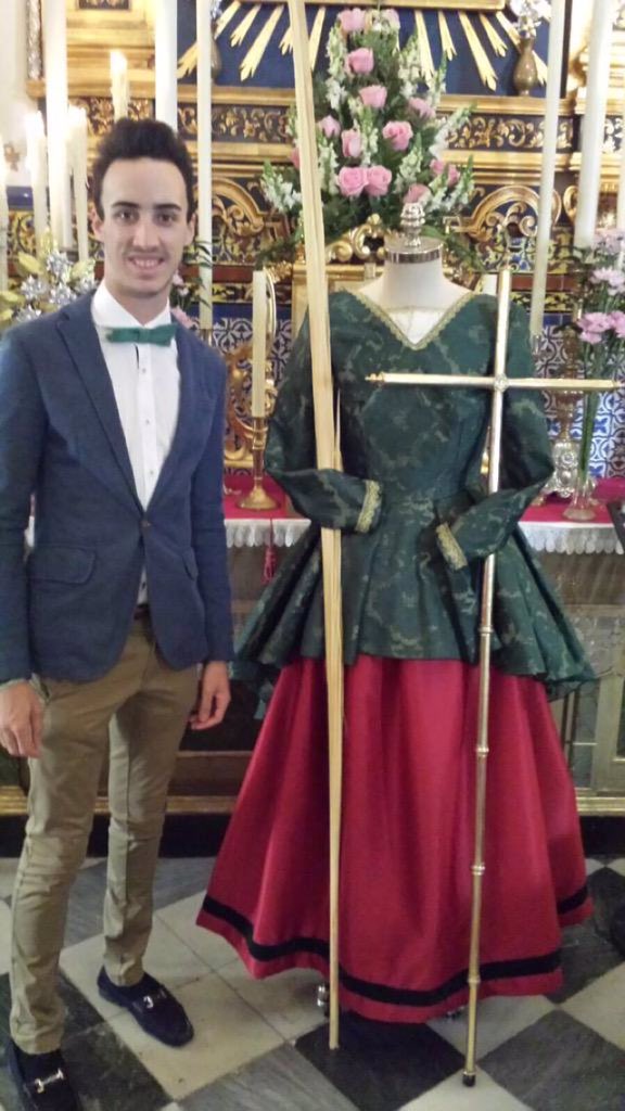 PastoraSMarina's tweet photo. #Repasandoel2015 Consuelo Muñoz encarnó a Santa Marina en la procesión vistiendo un traje de José Manuel Valencia. https://t.co/2yckp1O3kn