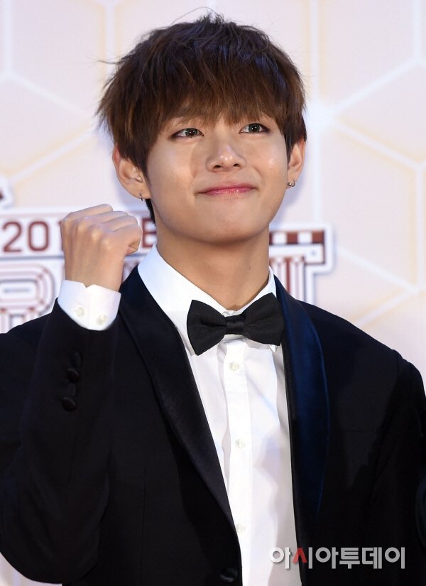 BTS_National's tweet photo. [PRESS]
151230 BTS @ 2015 KBS Gayo Daechukjae Red Carpet https://t.co/9qDDoYOlto