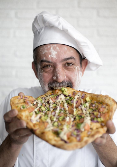 elmundoes's tweet photo. Este manchego es el mejor pizzero del mundo, por @AmayaGOJ https://t.co/EZpQop0ogT #gastronomia #pizza https://t.co/OtBXoOvlT9