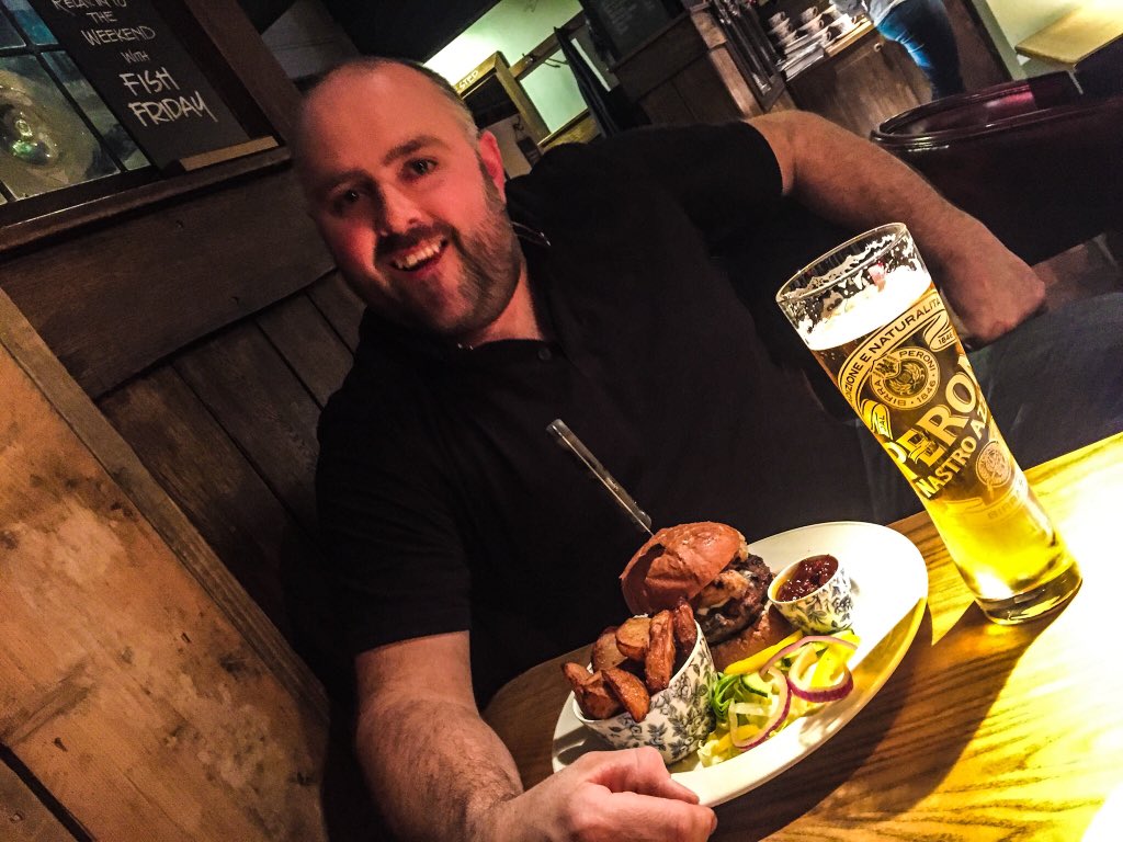 LeeSkilling's tweet photo. @hazelpearinn  @Dazthetreeman  DAZ - BURGER &amp; BEER https://t.co/wlolvcFz5C