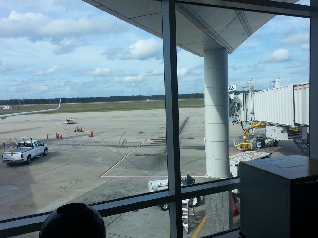 Action_Jaxen's tweet photo. Finally @Delta says we can board. Now we just need the plane... https://t.co/rBbs0HfjFS